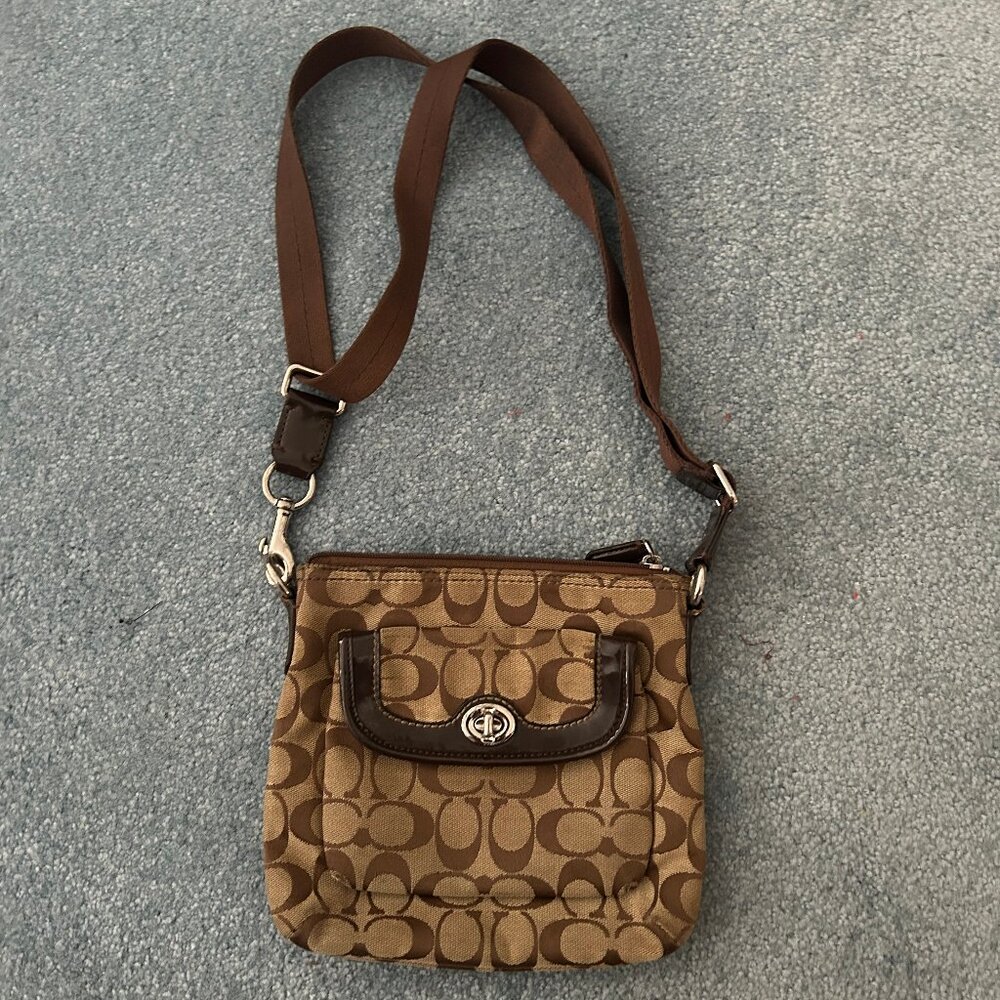 Coach Signature Swingback in Brown Jacquard